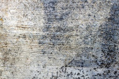 Taşın yüzeyindeki düzensizlikler değirmende, kesicinin izleri görülebilir.