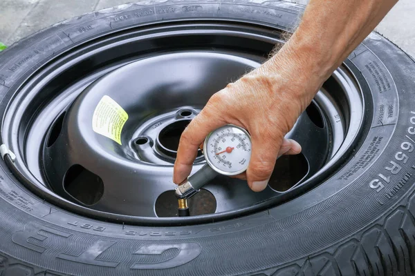 차고가 리투아니아 2020 운전자는 계기판으로 타이어의 압력을 — 스톡 사진