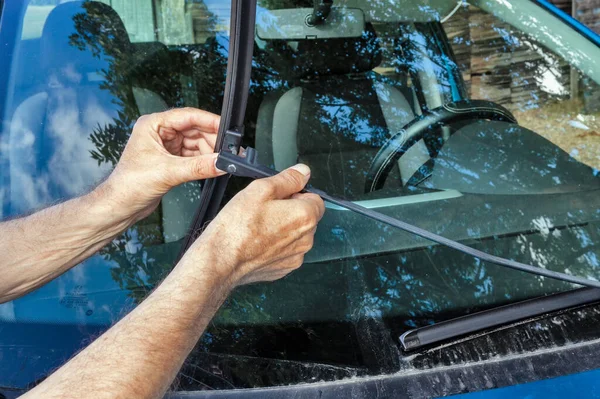 Utanför Ersätter Man Vindrutetorkare — Stockfoto