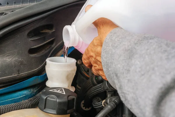 Sürücü Cam Temizleme Sıvısı Deposunu Doldurur — Stok fotoğraf