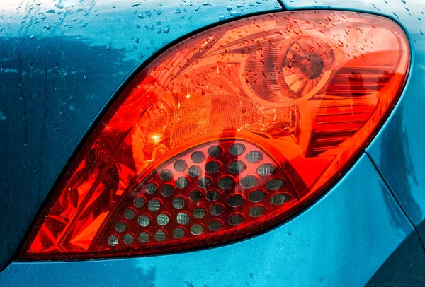 Roter Autoscheinwerfer Mit Regentropfen — Stockfoto