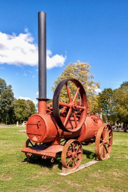 Pakrujis, Litvanya - 28 Ağustos 2020 Pakruojis malikânesi parkı antik buhar motoru odun ve kömürle ateşlendi