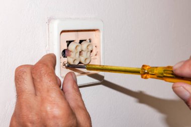 Ampul anahtarı sökmek için gevşetici vida