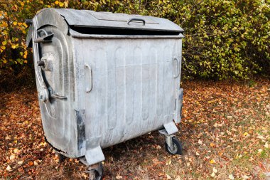 Eski metal çöp tenekesi, dışarıda ayıklanmamış atıklar için kullanılır.