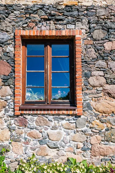 Alte Steinmauer Mit Holzfenster Und Rotem Backstein — Stockfoto