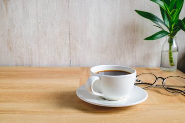 Kahve fincanı çalışma masasında.