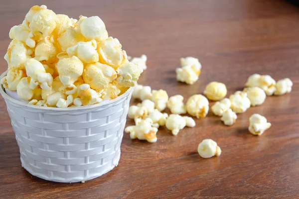 Popcorn Korb Auf Dem Tisch — Stockfoto