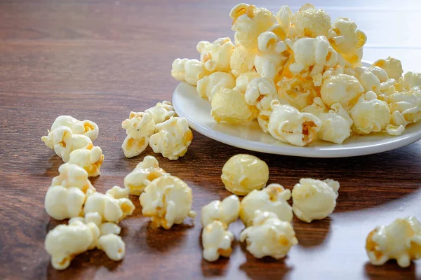 Popcorn Korb Auf Dem Tisch — Stockfoto