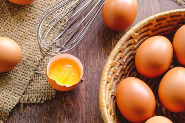Sepette taze organik tavuk yumurtası..
