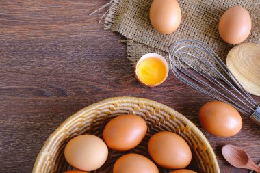 Sepette taze organik tavuk yumurtası..