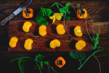 Tahta kesme tahtasındaki hurma