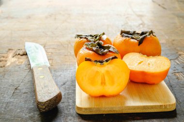 Masadaki tahta kesme tahtasındaki hurma kesimi