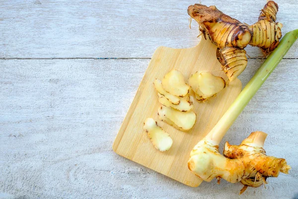 Galangal Ingredience Kuchyni Dřevěné Řezací Desce — Stock fotografie