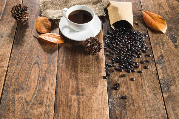 Kaffeetasse Und Kaffeebohnen Auf Holztisch — Stockfoto