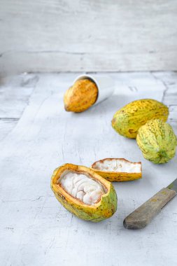 Beyaz ahşap arka planda taze kakao meyvesi..