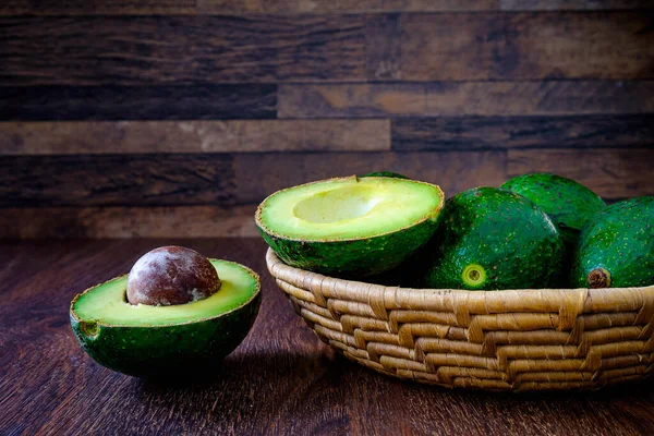 Avocado Fruit Een Mand — Stockfoto