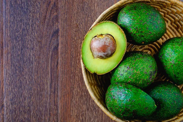 Avocado Fruit Een Mand — Stockfoto