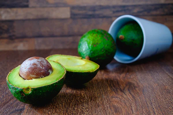 Avocado Fruit Houten Ondergrond — Stockfoto