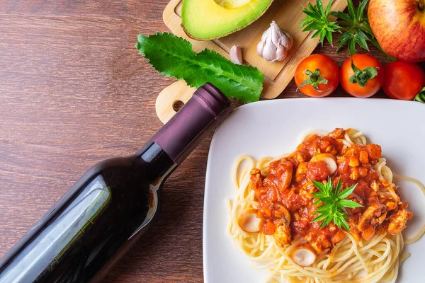 Spagetti ve kırmızı şarap.