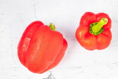 Ahşap arka planda kırmızı ve sarı dolma biber.