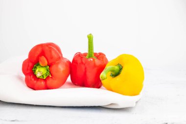 Taze kırmızı ve sarı dolmalık biberler beyaz ahşap üzerinde