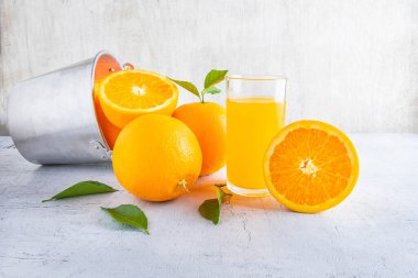 Taze portakal suyu ve portakal sepeti.