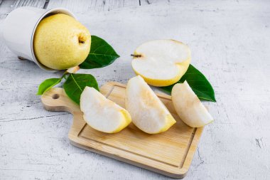Beyaz ahşap bir masada taze Nashi armut meyvesi.