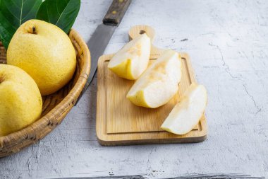 Beyaz ahşap bir masada taze Nashi armut meyvesi.