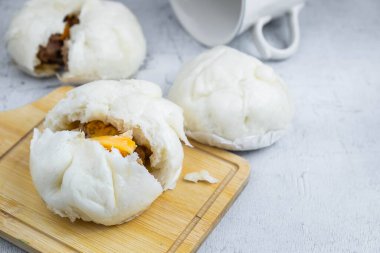 Domuz etli buğulanmış çörekler.