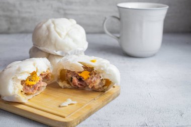 Domuz etli buğulanmış çörekler.