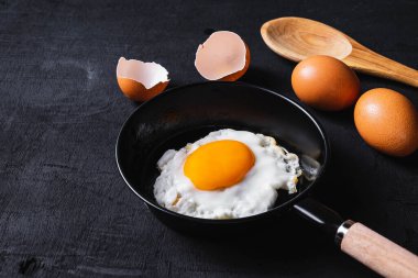Mutfakta kızarmış yumurta pişirmek.