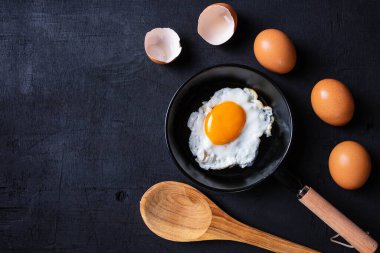 Mutfakta kızarmış yumurta pişirmek.