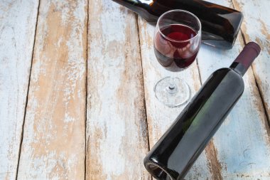 Şarap kadehi ve şarap şişesi