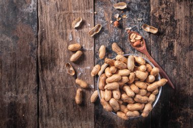 Ahşap arka planda bir kasede fıstık
