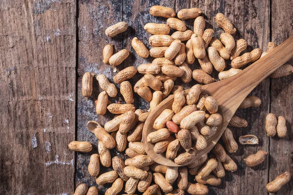 Tahta masada kabuklu fıstıklar