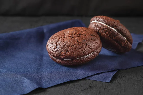 Chocoladetaart Met Chocoladekoekjes Hout — Stockfoto