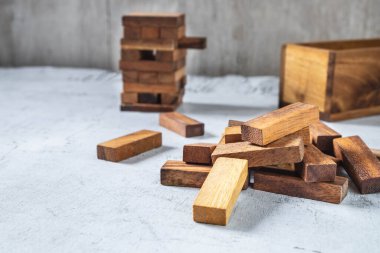 Tahta masadaki bloklar (jenga)