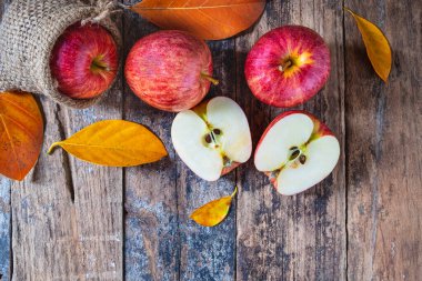 Kırmızı elmalar Tahta bir masada.