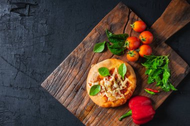 Tahta pizza tahtasında pizza.