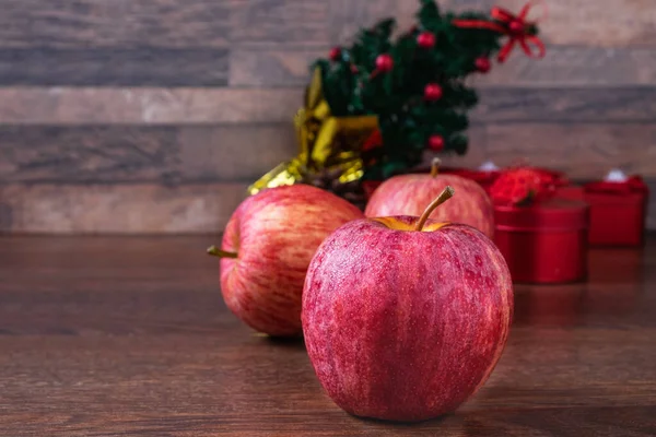 クリスマスの日にギフトボックスと新鮮なアップル — ストック写真