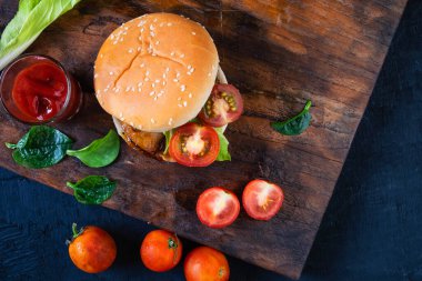 Tahta arka planda taze lezzetli bir burger.