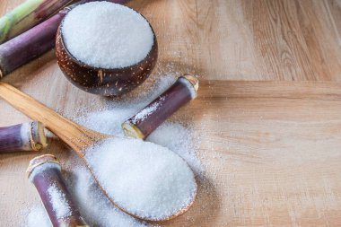 Masadaki tahta kasede beyaz şeker