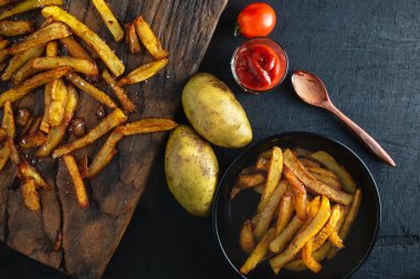 Mutfaktaki ahşap masada kızarmış patates pişir.