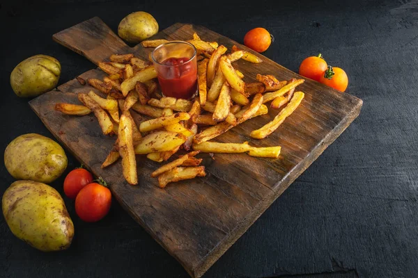 Färska Pommes Frites Med Ketchup Trä Bakgrund — Stockfoto