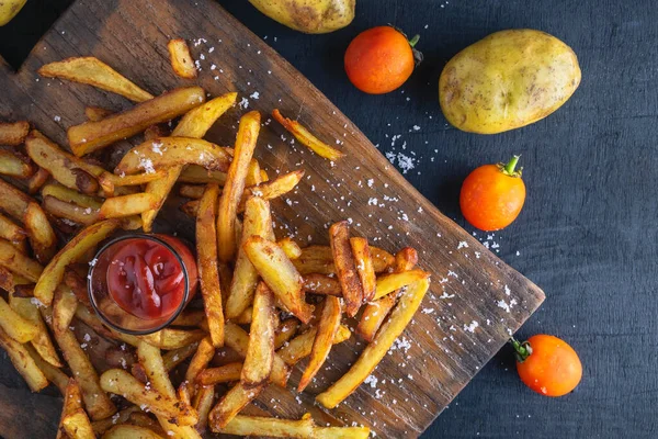 Hemlagad Bakad Potatis Pommes Frites Med Ketchup Trä Bakgrund — Stockfoto