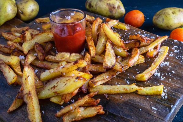 Hemlagad Bakad Potatis Pommes Frites Med Ketchup Trä Bakgrund — Stockfoto