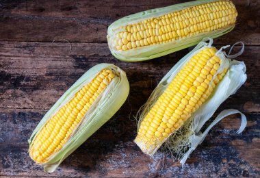 Tahta masada taze mısır.