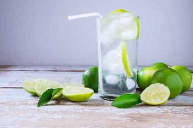 Limon suyu ve taze limon