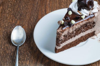 Tahta masada çikolatalı kek.