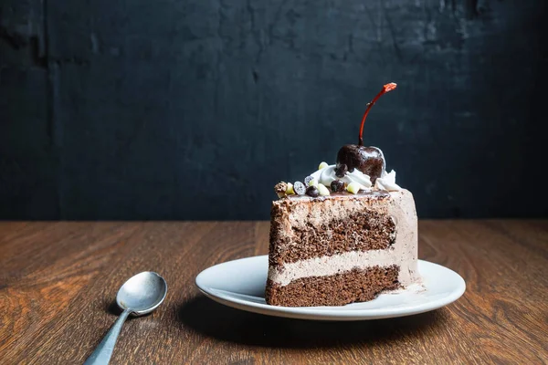 木桌上的巧克力蛋糕 — 图库照片